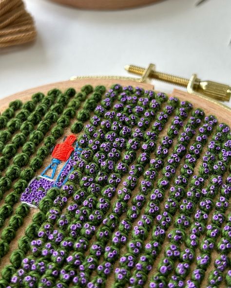 Details ✨ If you missed it yesterday, there’s 460 tapestry wool knots, 350 of which are covered in lavender flowers. There’s approximately 1100 tiny lavender french knots in this piece. This embroidered farmland took me over 13 hours to complete, and it might be my favourite piece to date. I’m hoping once I list it that it will find a home that loves it as much as I do🪻 . . . @dmc_embroidery @dmc_crafts @dmc_france #embroidery #embroidered #needlework #handembroidery #fiberart #fibreart #te... Dmc Patterns Embroidery, Embroidery Over Crochet, Messy Embroidery, Embroidery Architecture, Tiny Embroidery Ideas, France Embroidery, Embroidery In Frame, Crafts For Adults Easy, Embroidery Storage