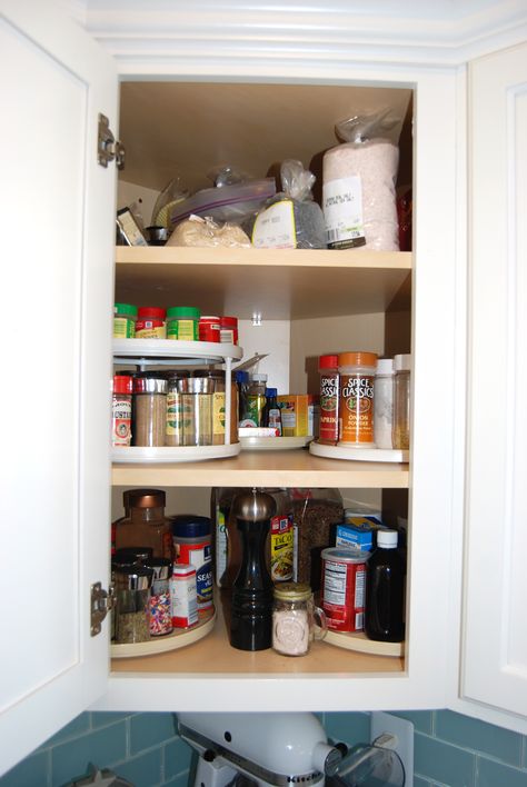 Home Organization Ideas Kitchen Corner Cupboard, Corner Cabinet Organization, Kitchen Cupboard Organization, Kitchen Cabinet Shelves, Corner Storage Cabinet, Upper Kitchen Cabinets, Corner Kitchen Cabinet, Corner Cupboard, Tidy Kitchen