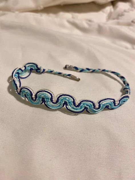 Thread Bracelet Aesthetic, Mamma Mia Bracelets, Ocean Friendship Bracelet, Friendship Bracelets Wave, Ocean-inspired Strand Friendship Bracelets As Gifts, Wave Bracelet Pattern, Wave Bracelet Tutorial, Wave Pattern Bracelet, Friendship Bracelet Aesthetic