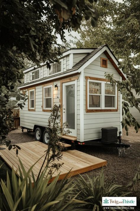 Follow our expert tips to build a tiny house on a trailer. Ideal for those seeking mobility and simplicity, this guide covers everything you need. #TinyHome #TrailerLiving #DIYGuide #HomeConstruction #MobileHome Tiny House Trailer Exterior, Tiny Home On Land, Tiny House Truck, Diy Tiny House Under $5000, Tiny House On Trailer, Build Tiny House, Tiny House Trailer Plans, Trailer Tiny House, Wagon House