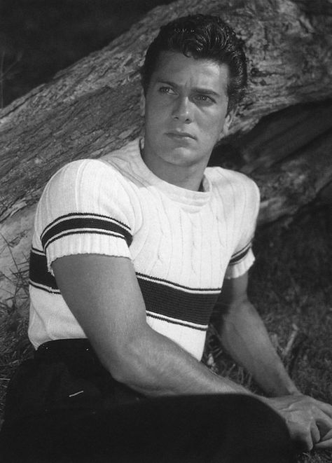 Tony Curtis 1950s Movie Stars, Old Hollywood Actors, Joining The Navy, Old Hollywood Movie, Janet Leigh, Tony Curtis, Streets Of New York, Men Haircut, Classic Movie Stars