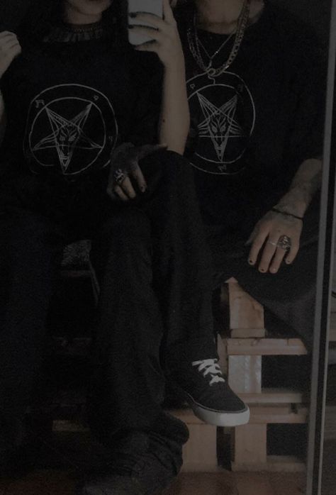 Alternativos ,dark ,gótico ,casal ,gang ,couple,dark couple ,darks, gotic ,goth style ,alternative ,e-girl ,e-boys, couple e-girls ,casal gótico ,tattoo Satanic Couple Aesthetic, Metalhead Boyfriend Goth Girlfriend, Metal Head Bf Aesthetic, Relationship Aethstetic Dark, Metal Bf Aesthetic, Mlm Metalhead, Metal Boyfriend Aesthetic, Emo Couples Aethstetic, Metal Couple Aesthetic