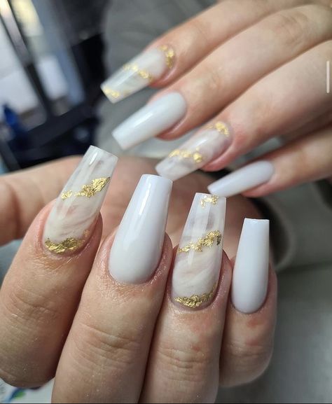 Simple Acrylic Nails White And Gold, White Design Square Nails, White And Gold Acrylic Nails Coffin, Nails Inspiration Marble, White And Gold Nails Coffin, White Marble Nails With Gold Flakes, Acrylic Nails White And Gold, White With Gold Flakes Nails, White Nails With Marble Design