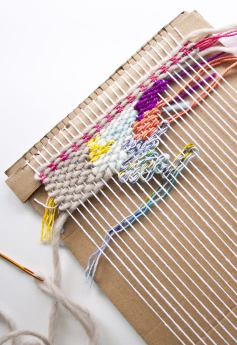 How to Make a Cardboard Loom Doodle Weaving, Weaving Loom Diy, Weaving Loom Projects, Weaving Tutorial, Loom Projects, Thrift Store Crafts, Diy Weaving, Macrame Weaving, Weaving Loom