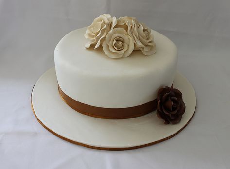 Rose Petal Cake, White And Gold Wedding Cake, Single Tier Cake, Wedding Cake Prices, Round Wedding Cakes, Traditional Wedding Cakes, Small Wedding Cakes, Special Cakes, Tiered Cake