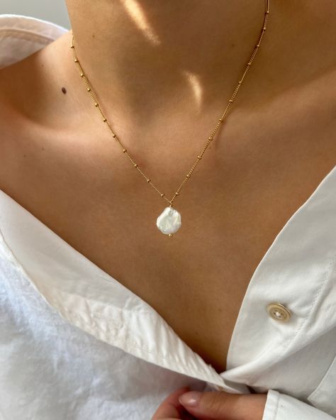 Elegant Gold Jewelry, Necklaces Layered, Single Pearl Necklace, Dainty Necklaces, Gold Baroque, Single Pearl, Baroque Pearl Necklace, Gold Pearl Necklace, Pearl Necklaces