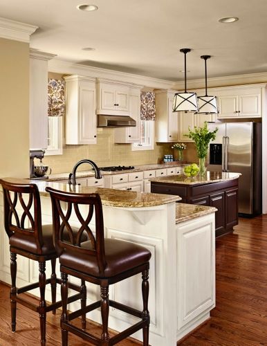 White with beige tops Sense and Simplicity: 4 Great Countertop Colours for White Kitchens Kitchen With White Cabinets, Two Tone Kitchen Cabinets, Kitchen Redo, Kitchen Paint, Updated Kitchen, Kitchen Remodel Idea, Counter Top, White Cabinets, Beautiful Kitchens