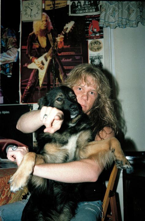 James in the kitchen at home with producer Mark Whitaker’s dog, Clive. Metallica Band, Metallica Art, Ride The Lightning, James Hetfield, Mötley Crüe, Thrash Metal, Metal Music, Rare Photos, Music Stuff