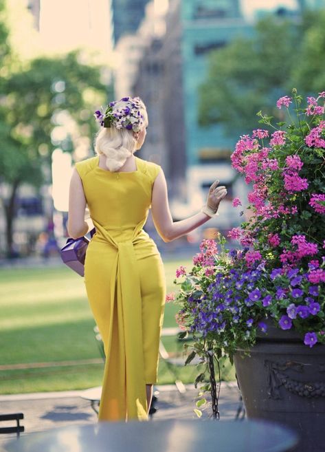 Yellow Prom Dress Long, Yellow Prom Dress, White Pencil Dress, Yellow Prom, Yellow Pencil, Cocktail Dress Yellow, Summer Cocktail Dress, Celebrity Inspired Dresses, Famous Dress