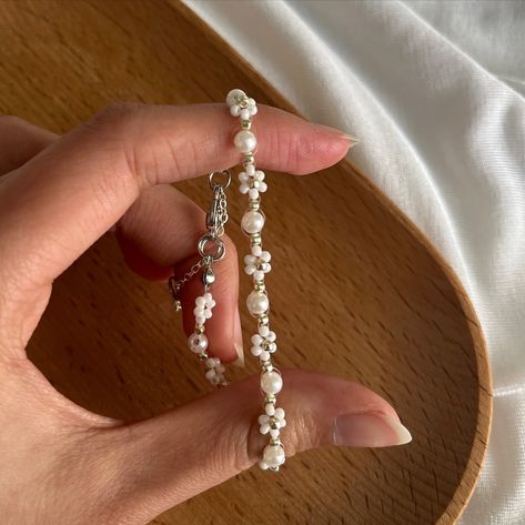 🐻‍❄️🤍 more photos of the white flower with pearl bracelet set This set is also available in gold bead. Customise the colour and size in Etsy. Link in bio! 🤍 All gold and silver bead are Japanese TOHO beads to prevent colour fading and ensure a uniform pattern. #handmade #jewellery #jewelry #aus #smallbusiness #smallbusinessaustralia #bracelets #handmadejewelry #handmadebracelet #handmadebracelets #smallbusinesssupport #bracelet #handmade #handmadecrafts #handmadejewellery #cutebracelets #... Toho Beads, White Daisy, Cute Bracelets, Silver Bead, Bracelet Handmade, Handmade Jewellery, Silver Flowers, White Flower, Bead Bracelet