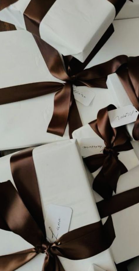 Brown Christmas Paper Wrapping Ideas, Brown Christmas Presents, Christmas Aesthetic Gift Wrapping, Brown Bow Aesthetic, Dark Brown Christmas Aesthetic, Wrapped Birthday Presents Aesthetic, Christmas Aesthetic Brown, Christmas Brown Aesthetic, Brown Christmas Aesthetic