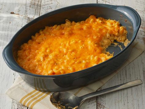 Step away from the boxed stuff. This famous and delicious baked mac and cheese comes together in under one hour in three easy-to-follow steps. Baked Macaroni And Cheese, Burger Night, Macaroni N Cheese Recipe, Baked Mac N Cheese, Baked Macaroni, Baked Mac, Potluck Recipes, Best Side Dishes, Cheese Recipe