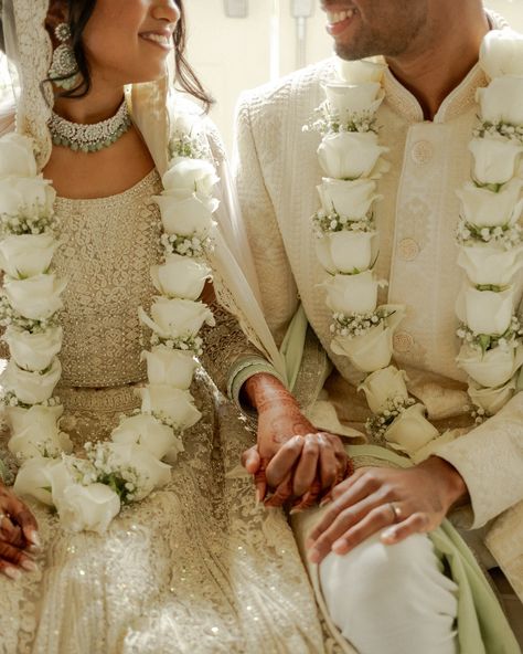 It’s in the small details Photography: @ngcreativestudio Venue: @atholhallvenue Makeup: @myuraaroraofficial Bridal outfit: @ananya_by_abhishekh Decor: @jddecor_ Bouquet and florals: @theshaadiproject_ Henna: @hennabymaziah Hindu Flower Garland, White Flowers Engagement Decor, Hindu Garlands Wedding, Wedding Flower Mala, Engagement Malai Design, Reception Malai Design, White Varmala, Mala For Wedding, Garlands For Engagement