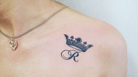 Queen Crown Tattoo, Small Crown Tattoo, Crown Tattoos For Women, Crown Tattoos, Tato Dada, Crown Tattoo Design, Queen Tattoo, Парные Тату, Initial Tattoo