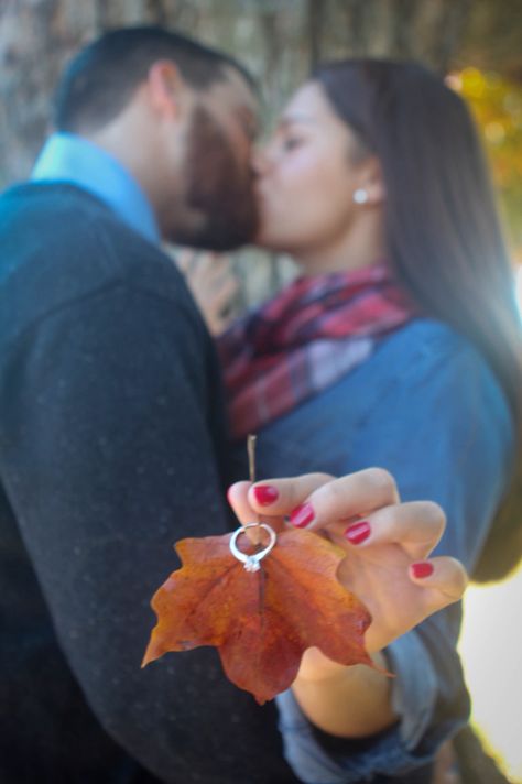 Engagement photo. #fall #engagement Fall Engagement Nails, Fall Engagement Shoots, Shooting Couple, Engagement Nails, Couple Inspo, Fall Engagement Pictures, Couple Engagement Pictures, Cute Engagement Photos, Wedding Engagement Pictures