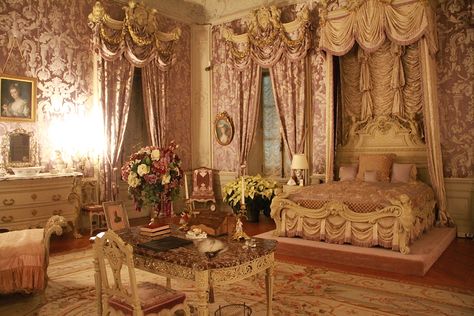 https://flic.kr/p/ivkTPh | newport marble house pink bedroom Alva Vanderbilt, Royal Room, Royal Bedroom, Fancy Bedroom, Vanderbilt Mansions, Castle Bedroom, Elegant Bed, Marble House, Cottage Retreat