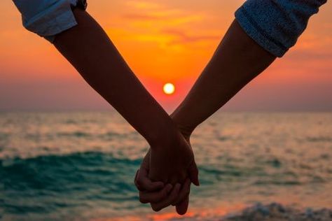 The perfect picture....You, me, the beach and the sunset.....Paradise! Couple Holding Hands, Image Swag, Photo Couple, Couple Photography Poses, Beach Photoshoot, Foto Pose, Romantic Getaways, Couples Photoshoot, Beach Photos