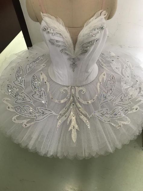 Swan Lake Costumes, Ballet Costumes Tutus, Classical Ballet Tutu, Girl Ballerina, Professional Costumes, Swan Lake Ballet, Ballet Tutus, Swan Dress, Dance Tutus