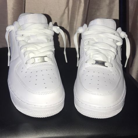 Nike Shoes White, White Forces, White Air Force Ones, Nike Girl, White Nike Air Force, Sneakers Outfit Men, Custom Sneakers Diy, Estilo Cholo, Pretty Sneakers