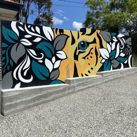 This external mural was painted to conceal a block wall and create interesting imagery as part of the entrance to the home. Simple botanical and tiger elements were used to create an interesting oversize artwork mural. Interesting Wall Paint Ideas, Funny Murals, Mural Wall Art Outdoor, Street Art Graffiti Murals, Simple Mural, Exterior Murals, Mural Simple, Jungle Mural, Mural Stencil