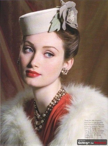 Pill box hats. The trick to wearing them 40s style instead of 50s/60s is wearing them so far forward on your head, covering part of your forehead Hat Fashion Photography, 40s Mode, Vogue Vintage, Vogue Editorial, Trendy Hat, Look Retro, Elegant Hats, Fancy Hats, 40s Fashion