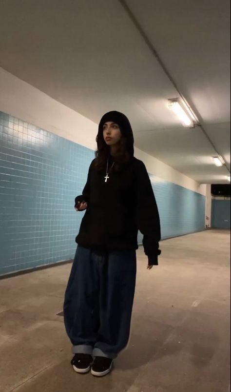 All Black Outfits Streetwear, Masc Picture Poses, Emo Y2k Outfits Baggy, Crew Neck Fits, Subtle Alternative Fashion, Cold Rainy Day Outfit Aesthetic, Baggy Fits Women, Female Masculine Outfits, Diffrent Aesthics Clothing