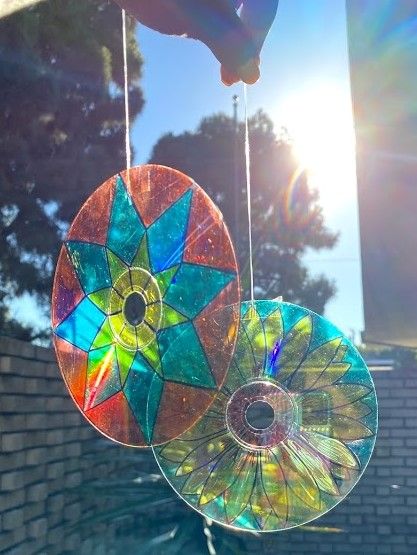 Have old cd’s lying around? Repurpose them and make your own suncatcher with some permanent markers! Hang them by your window or outside for a little color this winter. Make Your Own Suncatcher, What To Make With Old Cds, Crafts With Cd Discs, Old Dvd Crafts, Things To Do With Old Cds, Window Suncatcher Diy, Cd Suncatcher Recycled Cds, Dvd Crafts Diy Old Cds, Cd Levy Askartelu