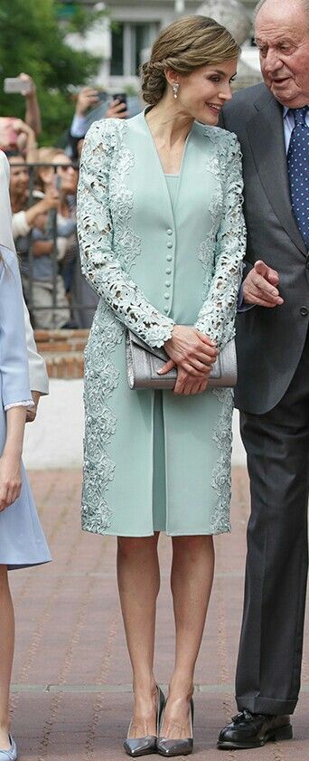 Queen Letizia - mint green embroidered lace coat and dress by Felipe Varela - pewter Felipe Varela clutch - Magrit 'Barbara' clutch Long Sleeve Wedding Guest Dress, Lace Coat Dress, Wedding Guest Dress Plus Size, Gaun Koktail, Coat And Dress, Elegant Mother Of The Bride, Lace Coat, Sukienki Plus Size, Dress With Jacket