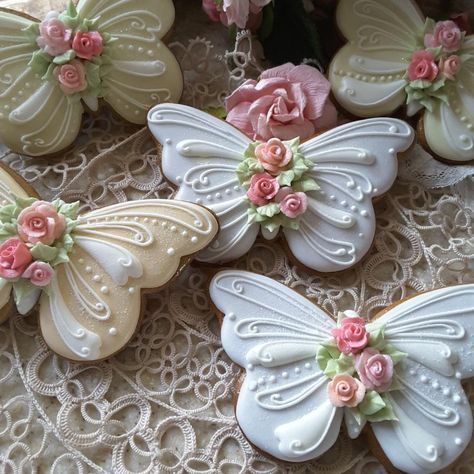 Gingerbread butterfly cookies decorated with piped royal icing, and a sparkling of pixie dust Cookies With Flowers, Cookies Cupcake, Butterfly Cookies, Cookies Gingerbread, Spring Cookies, Pretty Cookies, Fancy Cookies, Creative Cookies, Flower Cookies