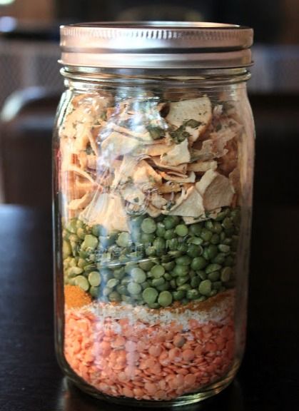 THK DIY Jars9 Friendship Soup, Winter Chili, Mason Jar Soup, Mason Jar Mixes, Soup Gifts, Diy Gifts In A Jar, Dry Soup Mix, Curried Lentil Soup, Homemade Dry Mixes