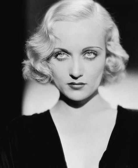 Carole Lombard was at the height of her career when she was tragically killed in a plane crash in 1942. Throughout the 1930s, she appeared in such films as My Man Godfrey, Made for Each Other and Nothing Sacred. Carole Lombard Style, Carol Lombard, Oud Hollywood, Klasik Hollywood, 1920s Actresses, Carole Lombard Clark Gable, 1930s Hair, Stars D'hollywood, Bottom Lashes