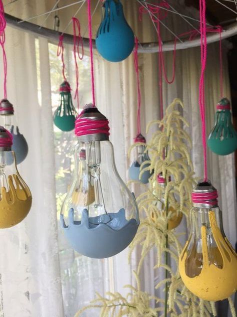 17 Creative Recycled Light Bulb Ideas For Your Next Home Decorating Projects - 120 Bulb Decoration Ideas Painting, Painted Light Bulbs Aesthetic, Bulb Painting Ideas Aesthetic, Light Bulb Painting Ideas, Wall Frame Ideas, Light Bulb Ideas, Bulb Ideas, Diy Wall Hanging Yarn, Light Bulb Art