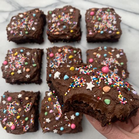 Diy Cosmic Brownies, Gluten Free Cosmic Brownies, Cute Birthday Food, Pretty Brownies, Brownies Sprinkles, Cute Brownies, Aesthetic Brownies, Best Gluten Free Brownies, Star Desserts