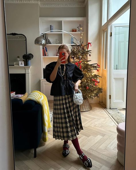 Rebecca Olivia (@rebeccaferrazwyatt) • Fotos e vídeos do Instagram Ganni Street Style, Tartan Skirt Outfit, Festive Outfits, Cosy Outfit, Outfit Christmas, Tartan Skirt, Street Style Winter, Outfit Combinations, Ootd Outfit