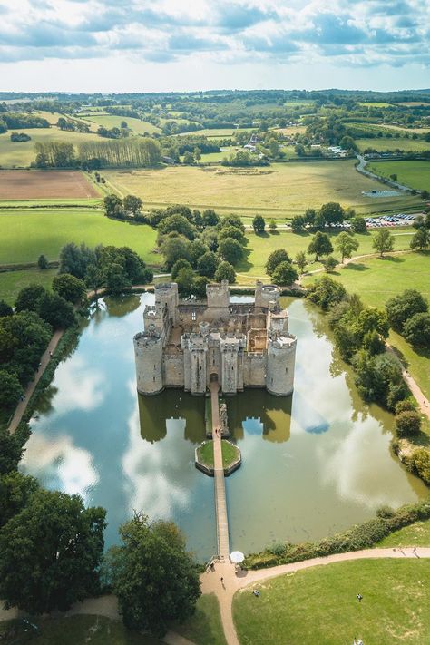 Castle With Moat, History Fun Facts, Inside Castles, Uk Castles, Castle England, Bodiam Castle, Castles To Visit, Medieval England, Castles In England