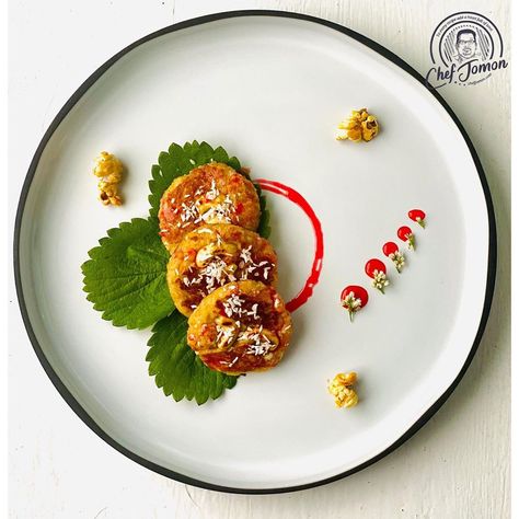 Chef Jomon/Indian food plating on Instagram: “Who said you can do food platings with only exotic ingredients, 👇👇 You can even do it with bread trimmings and leftover popcorns🥰. Such…” Plating Ideas Indian Food, Snacks Plating Ideas, Dishes Decoration Food Plates, Food Plate Decoration Ideas, Garnishing Ideas Food, Plate Food Design, Cookie Plating Ideas, Plating Indian Food, Egg Dishes Plating