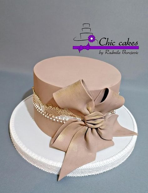 Elegant birthday cake by Radmila Fondant 60th Birthday Cake, Elegant Cakes For Ladies, Fondant Cake Design For Women, Glam Cake Ideas, Fondant Birthday Cakes For Women, Women Birthday Cakes Elegant, Lady Birthday Cake Ideas, Elegant Cakes Birthday, Elegant Birthday Cakes For Ladies