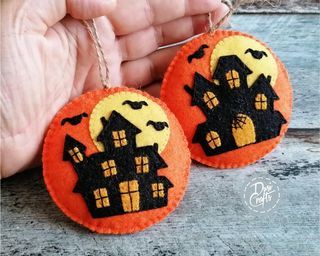 #feltcrafter • Instagram Felt Patterns Free, Felt Halloween Ornaments, Halloween Felt Crafts, Pumpkin Ornaments, Felt Pumpkins, Felt Halloween, Felt Embroidery, Felt Wool, Felt Pattern