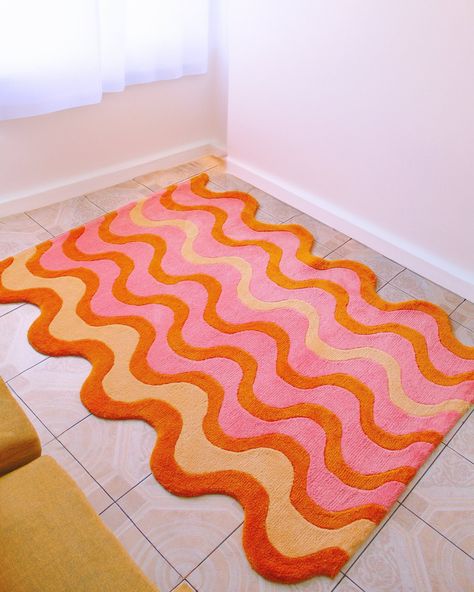 Irregular Shape Hand tufted Pink & Orange Wool Rug Handmade Carpet for Bedroom 5x9 6x9 8x10 9x12 Area Rugs Hand Tufted Rugs(Process) : They are pile rugs where the yarns are wrapped around the warp threads, but are not tied in a knot like hand knotted rugs are. Rather, the pile is secured in place by coating the back of the rug with a latex type adhesive. Usually a canvas backing is applied to the back of the carpet to create a finished look All Carpets in My Store are Made up of 100% wool, this exquisite hand-tufted rug is durable with a gentle feel. A medium-thick pile in contrasting heights adds delightful decorative complexity, while still maintaining softness & warmness underfoot. The defining details of this rug are sure to make it a conversation piece and an icon of your household. Pink And Yellow Rug, Pink Orange Bedroom, Color Block Rug, Fun Rug, Colored Rug, Carpet For Bedroom, Retro Rugs, Purple Rooms, Bedroom Orange