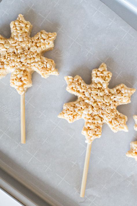 Perfect for a Frozen 2 movie night, whip up these easy and delicious Frozen Rice Crispy Treats! #Frozen #Frozen2 #Disney Frozen Theme Rice Krispie Treats, Snowflake Rice Krispie Treats, Winter Rice Krispie Treats, Frozen Rice Krispie Treats, Frozen Themed Treats, Frozen Birthday Snacks, Snowflake Treats, Winter Wonderland Treats, Frozen Party Food Ideas