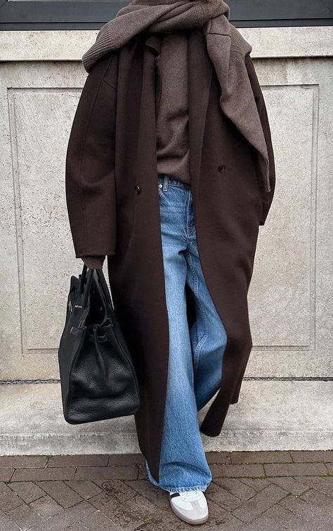 Modern Academia Fashion, Cphfw 2023, Brauner Mantel Outfit, Minimalista Sikk, Brown Coat Outfit, Stile Blair Waldorf, Adrette Outfits, Fest Outfits, Chicago Fashion