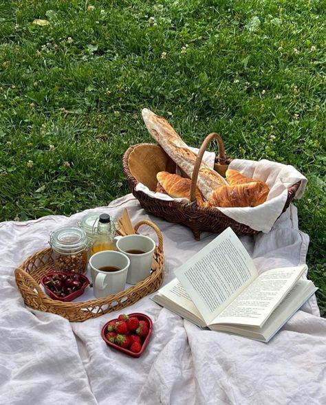 Cottage Core Picnic, Breakfast Picnic, Picnic Date Food, French Picnic, Romantic Breakfast, French Breakfast, Picnic Inspiration, Picnic Decorations, Instagram Breakfast