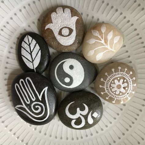 Zen Rock Painting Ideas, Zen Painted Rocks, Zen Painting Ideas, Zen Crafts, Easy Stone Painting Ideas, Yoga Crafts, Zen Rock, Diy Rock Art, Mandala Rock Art