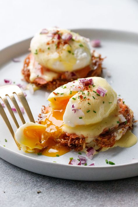 Latke Eggs Benedict with Smoked Salmon recipe Comfort Food Breakfast, Fancy Brunch Recipes, Egg Benedict Recipe, Breakfast Bento, Egg Breakfasts, Egg Potato, Eggs Benny, Egg Benedict, Cafe Culture