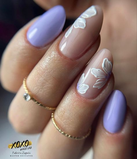 Violet Nails With Flowers, Wedding Nails Light Purple, Wedding Nails Bridesmaid Purple, Nails With Lilac Dress, Lavender Colour Nail Art, Wedding Nails With Lavender, Violet And White Nails, Purple Pattern Nails, Purple And White Nail Art