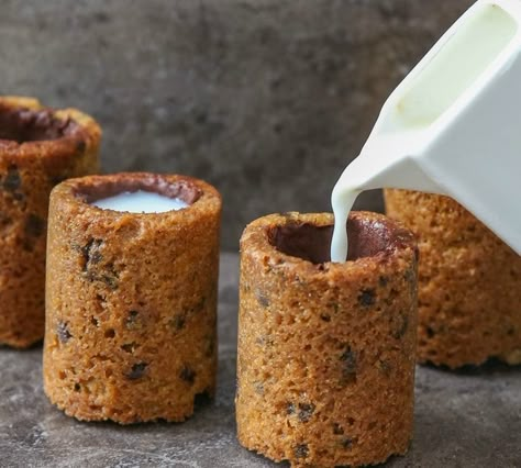 These chocolate chip cookie shot glasses make such a fun treat for both kids and adults. You can fill them with various milk flavors too. I still haven’t had a chance to try the original Chocolate Chip Cookie Shots created by Dominique Ansel last year, but I hope to soon. I’m actually surprised someone didn’t … Milk Flavors, Cookie Shot Glass, Edible Shot Glasses, Shot Glass Mold, Cookie Shot, Cookie Shots, Cookie Cups, Snacks Für Party, Mini Chocolate Chips