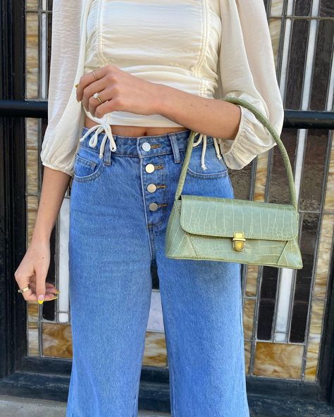 Light Green Purse Outfit, Green Purse Aesthetic, Purse Outfit Aesthetic, Mini Bag Aesthetic, Sage Green Purse, Green Purse Outfit, Gym Bag Aesthetic, Green Bag Outfit, Purse Pictures