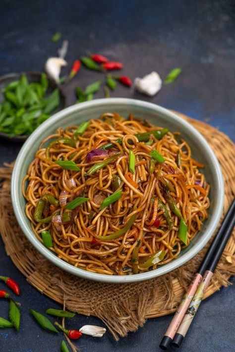 Indian Noodles, Chili Garlic Noodles, Chilli Garlic Noodles, Garlic Noodles Recipe, Green Chilli Sauce, Asian Noodle Recipes, Garlic Noodles, Meatless Main Dishes, Spicy Noodles