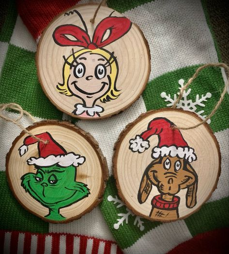 Log Slice Ornaments, Painted Grinch Ornaments, Grinch Goodies, Ornament Trees, Friends Ornaments, Grinch Crafts, Ornaments Ideas, Grinch Christmas Decorations, Wooden Christmas Crafts