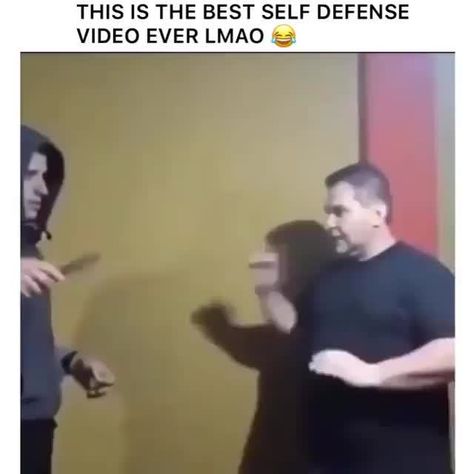 HoodClips on Instagram: “Lmao” THIS IS THE BEST SELF DEFENSE VIDEO EVER LMAO &! – popular memes on the site ifunny.co Thala Thalapathy, Jenaka Kelakar, Kartu Remi, Dance Songs, 웃긴 사진, Short Humor, Crazy Funny Memes, Music Dance, Funny Comedy